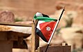 Petra-Jabal al-Madbah-38-Auftstieg-jordanische Flagge-2010-gje.jpg