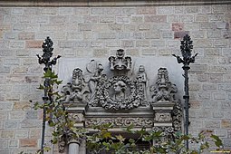 Ornamentación de una ventana con el busto de Fortuny