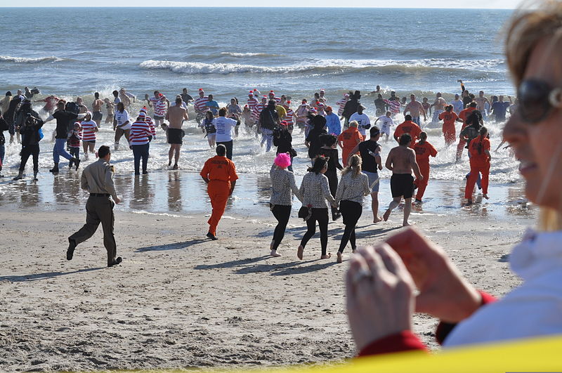 File:Polar Plunge participants run towards the sea at Onslow Beach near Marine Corps Base Camp Lejeune, N.C., Jan 120107-M-XX123-003.jpg