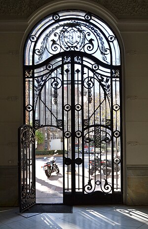 Porta dels edificis Xapa des de dins, València.JPG