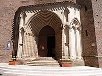 Le grandiose portail occidental, symbole de la reconstruction du XIVe siècle.