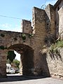 Porte du village et restes du rempart.