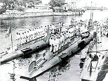 The three Foca-class submarines with their crews Primeiros submarinos brasileiros construidos na Italia e comissionados em 17 de julho de 1914.jpg