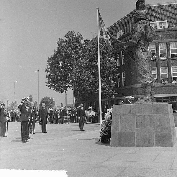 File:Prins Bernhard heeft op het Oostplein in Rotterdam het Mariniersmonument onthuld, Bestanddeelnr 915-3442.jpg