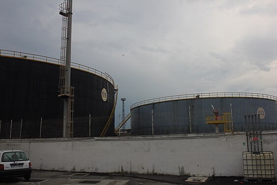 Q8-oil container in Naples