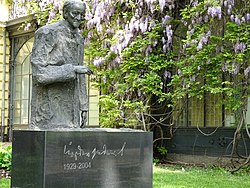 Radichkov monument.jpg