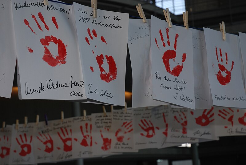 File:Red Hand Day - Kinder sind keine Soldaten.jpg