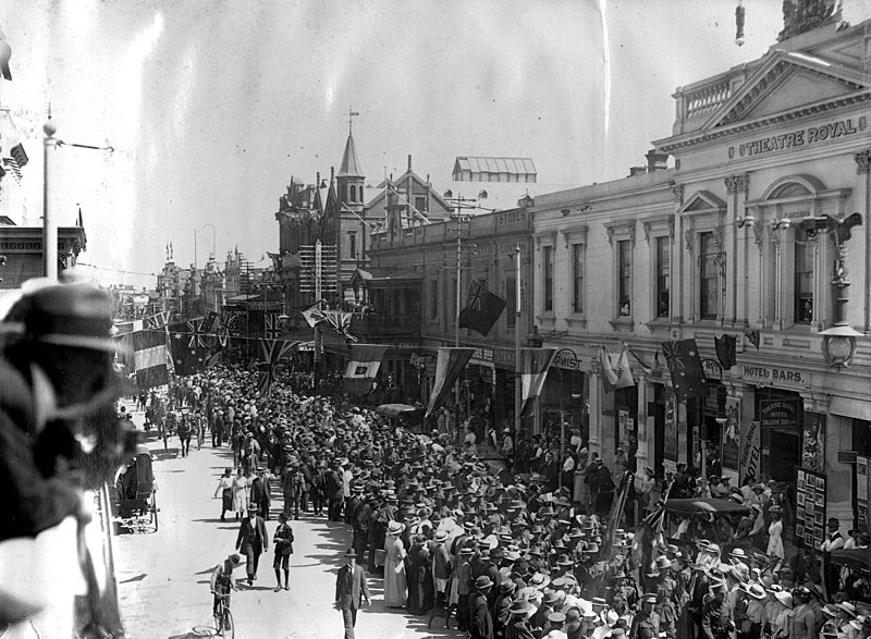 File:Returning soldiers march past Theatre Royal, Hindley Street.jpg