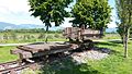 Zwei alte Güterwagen bei Koblach: Flachwagen, einseitiger Schüttwagen