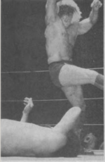 Miniatuur voor Bestand:Ric Flair vs. Ernie Ladd, 1981.png