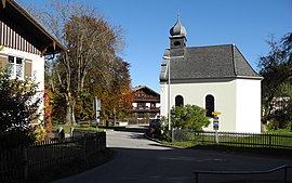 Rieden - Dorfplatz mit Kapelle.JPG