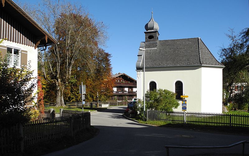 File:Rieden - Dorfplatz mit Kapelle.JPG