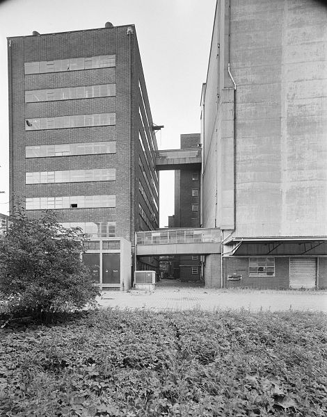 File:Riffellokaal uit 1937 met rechts het silogebouw uit 1937 - Leiden - 20342108 - RCE.jpg