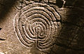 Typický labyrint o sedmi kruzích neznámého stáří v Rocky Valley poblíž Tintagelu, Cornwall, Spojené království.