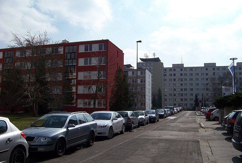 File:Sídliště Invalidovna, Molákova, od stanice metra (02).jpg