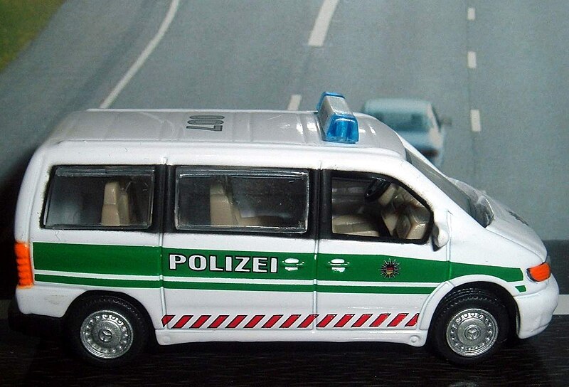 File:S129 Mercedes Vito minibus - Germany Polizei white (2462053677).jpg