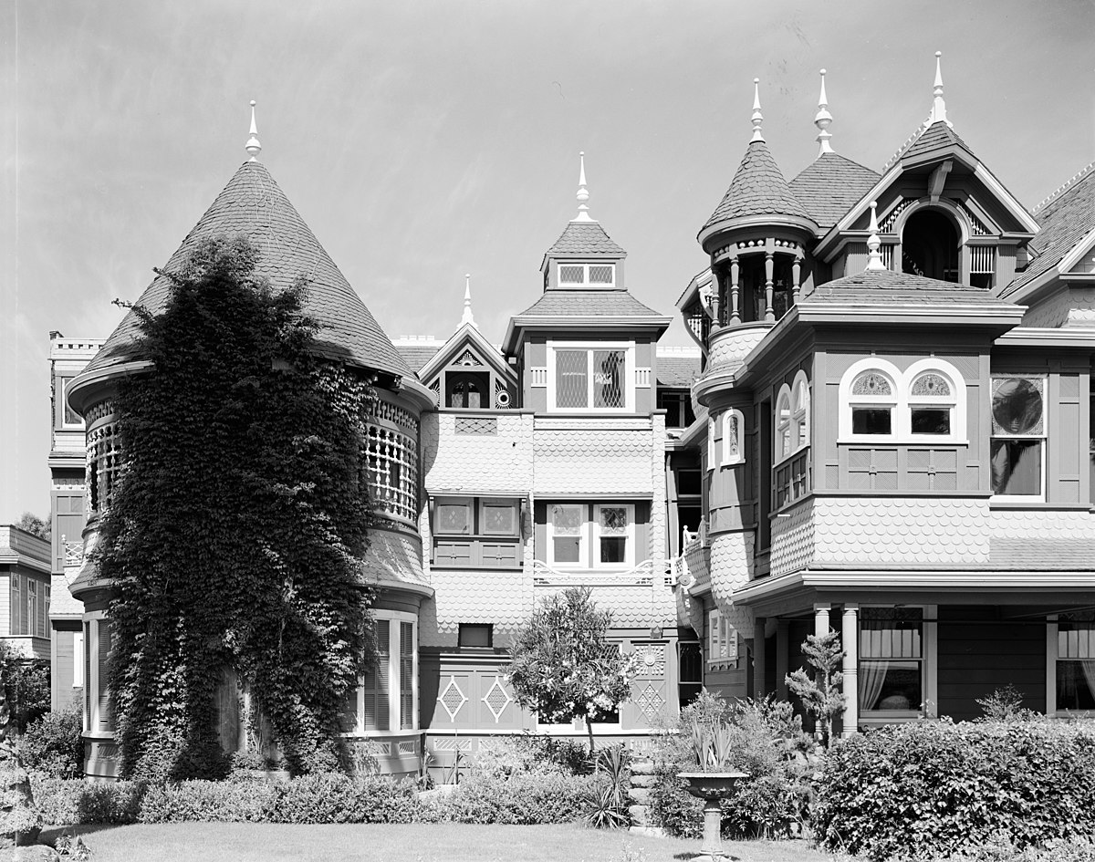 https://upload.wikimedia.org/wikipedia/commons/thumb/8/8c/SOUTH_END_OF_EAST_FRONT_-_Winchester_House%2C_525_South_Winchester_Boulevard%2C_San_Jose%2C_Santa_Clara_County%2C_CA_HABS_CAL%2C43-SANJOS%2C9-3.jpg/1200px-SOUTH_END_OF_EAST_FRONT_-_Winchester_House%2C_525_South_Winchester_Boulevard%2C_San_Jose%2C_Santa_Clara_County%2C_CA_HABS_CAL%2C43-SANJOS%2C9-3.jpg