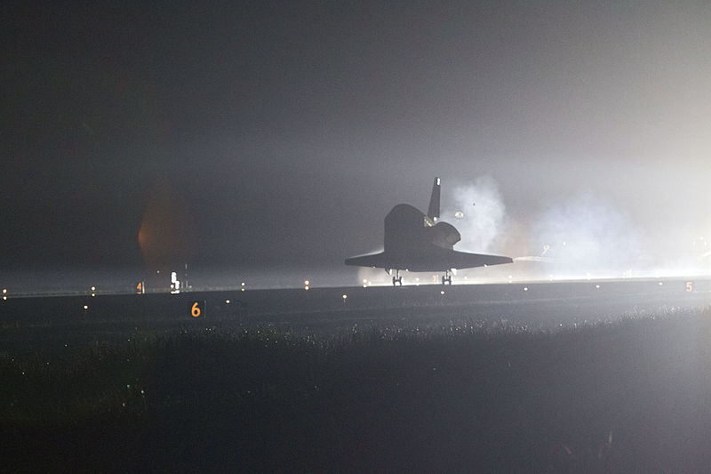 File:STS-134 landing at Kennedy Space Center 2.jpg