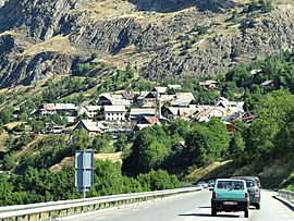 Saint-Martin-de-Queyrières seen from the RN94 road