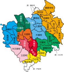 Gemeinden auf dem heutigen Gebiet der Stadt Saitama in den 1920er Jahren, heutige Bezirke in Flächenfarben, heutige Teile von Nachbargemeinden weiß. Nur die damaligen kreisangehörigen Städte (-machi) Urawa, Ōmiya, Yono und Iwatsuki überdauerten die große Shōwa-Gebietsreform der Nachkriegszeit, die umliegenden Dörfer wurden eingemeindet.