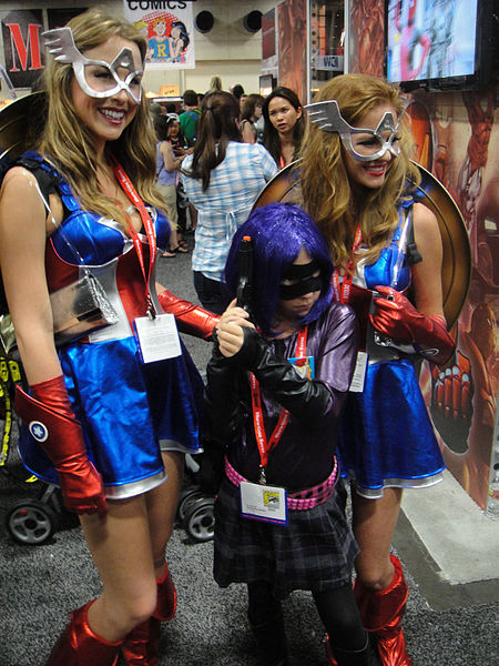 File:San Diego Comic-Con 2011 - Hit Girl poses with 2 Captain America girls (5976788761).jpg