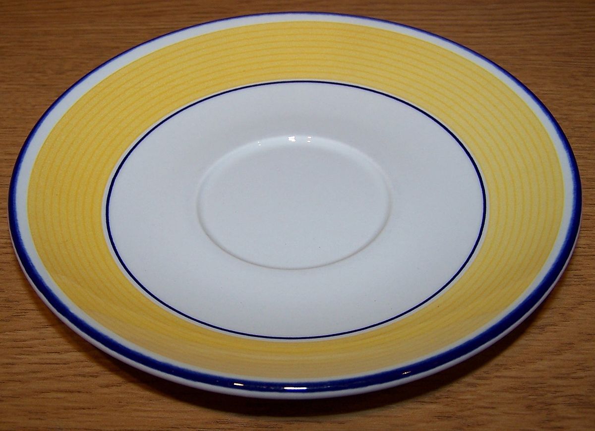 https://upload.wikimedia.org/wikipedia/commons/thumb/8/8c/Saucer_with_yellow_and_white_design.jpg/1200px-Saucer_with_yellow_and_white_design.jpg