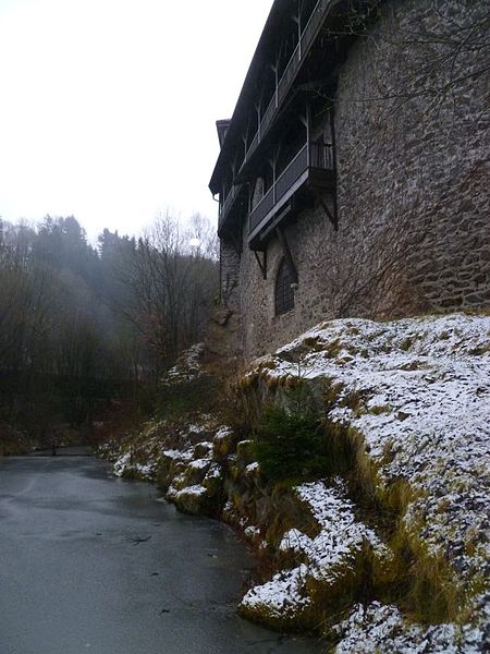 File:Schloss Wernstein - Mauer und Wassergraben.jpg