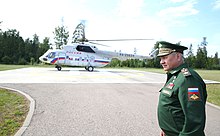 Minister pri vrtuľníku