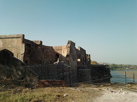 Shahi qila on the bank of Tapti river Shahi Qila, Burhanpur.jpg