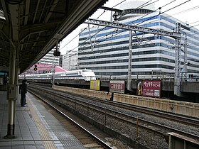 Shinkansen-juna Yūrakuchōssa, Tōkyō kōtsū kaikan -rakennus