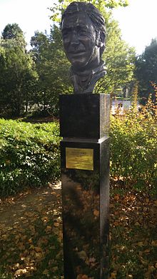 Egy bronz, amely Siffert József mellszobrát ábrázolja
