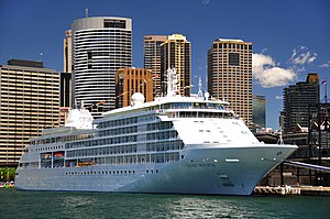 Silver Whisper пришвартовался в Сиднейской гавани, 2010 год.