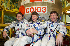 zleva doprava: Charles Simonyi, Gennadij Padalka, Michael Barratt