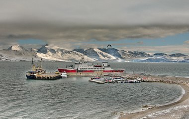 Nordsyssel в порту Ню-Олесунн