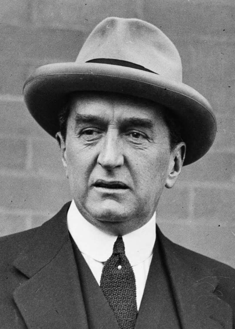 https://upload.wikimedia.org/wikipedia/commons/thumb/8/8c/Stanley_Bruce_1927_%28cropped%29.jpg/800px-Stanley_Bruce_1927_%28cropped%29.jpg