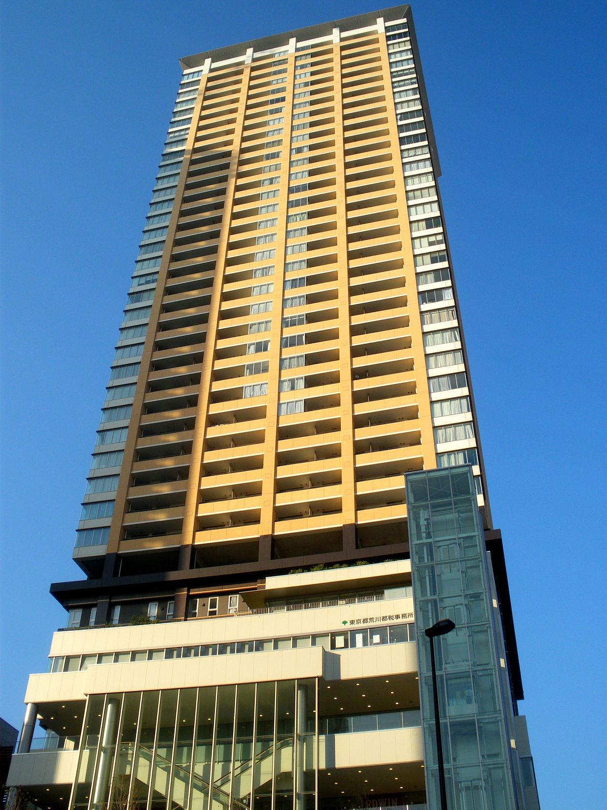 ファイル:Station garden tower nishinippori arakawa tokyo 2009.JPG 