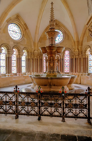 File:Stift Lilienfeld Brunnen im Kreuzgang 9806.jpg