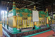 Banjar: Kuburan Sultan Suriansyah wan Ratu di Kubah Sultan Suriansyah, Kuin Utara, Banjarmasin, Kalimantan Salatan. Bahasa Indonesia: Makam Sultan Suriansyah dan Ratu di Makam Sultan Suriansyah, Kuin Utara, Banjarmasin, Kalimantan Selatan. English: The graves of Sultan Suriansyah and the Queen at the Tomb of Sultan Suriansyah, Kuin Utara, Banjarmasin, South Kalimantan.