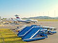 Velivoli Il-76, Tu-204, Il-62 e Tu-154 dell'Air Koryo parcheggiati all'aeroporto.