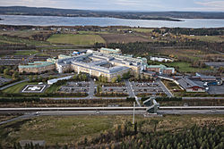 Flygfoto över Sunderby sjukhus. I bakgrunden Luleälven.