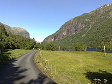 View of a small road in Granvin Sykler forbi Espeland pa veg til Ulvik.jpg