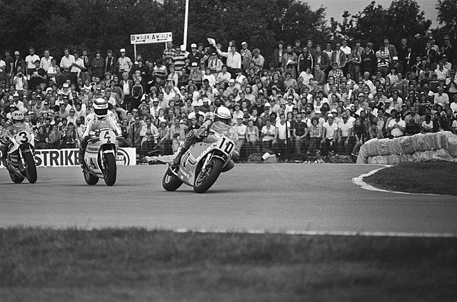 Uncini (10) leads Jack Middelburg (4) and Kenny Roberts (3) at the 1982 Dutch TT