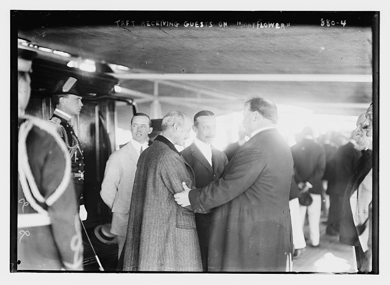 File:Taft receiving guests aboard "Mayflower" LCCN2014684224.jpg