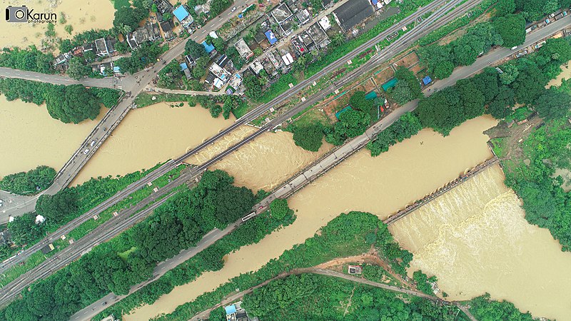 File:Tammileru Eastern locks near Eluru railway station.jpg