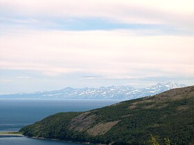 En primer plano está el cabo Vostochny, frente a él está la bahía Vesyolaya, detrás está Battery