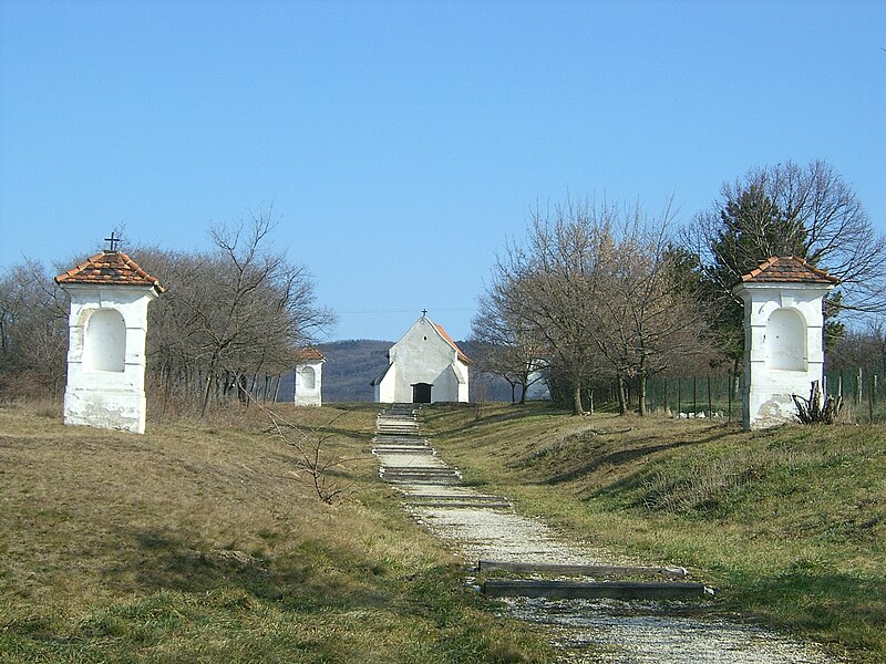 File:Temetőkápolna a Kálvária-dombon, Budajenő.jpg