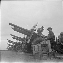 25-pounder guns of 408 Battery, 146th Field Rgt at Littlehampton, 14 November 1941. The British Army in the United Kingdom 1939-45 H15593.jpg