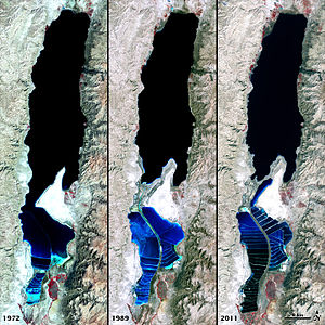 Falschfarben-Satellitenbilder des Toten Meeres aus den Jahren 1972, 1989, 2011