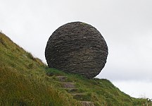 La Sphère déversée, œuvre de Joe Smith, à Knockan Crag, en Écosse.