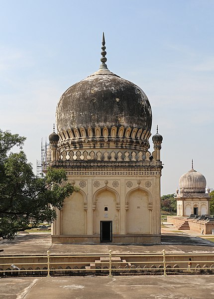 File:Tomb of Kulsum Begum 02.jpg